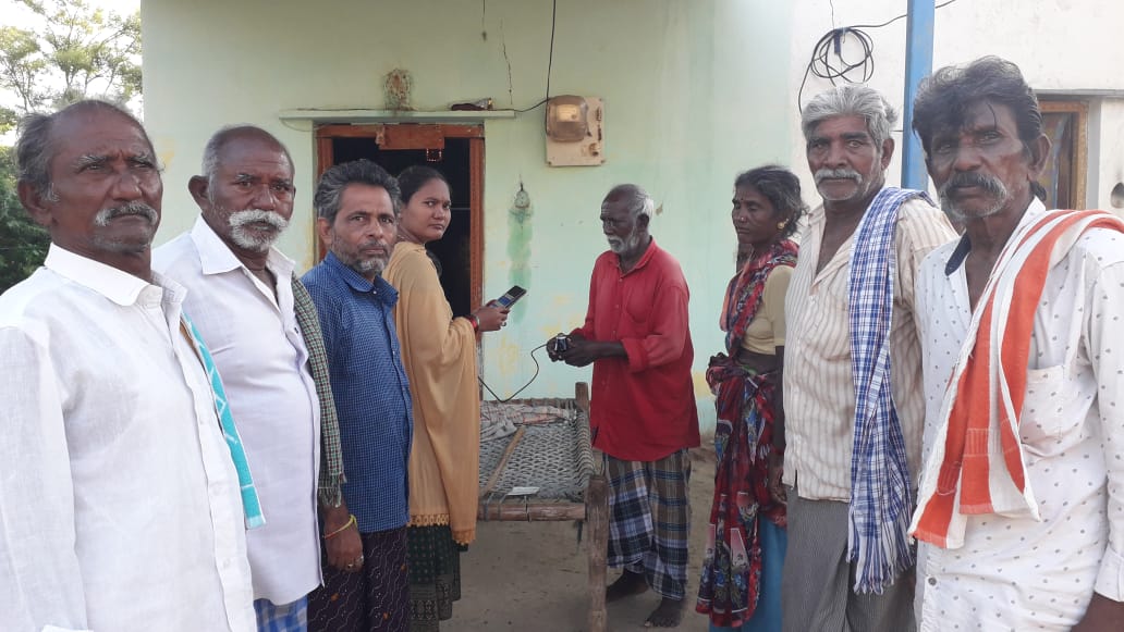 వృద్ధాప్య పెన్షన్ పంపిణీ చేసిన అధికారులు వృద్ధాప్య పెన్షన్ పంపిణీ చేసిన అధికారులు