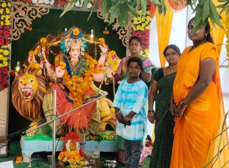 గాయత్రి దేవి అవతారంలో భక్తులకు దర్శనం ఇచ్చిన అమ్మవారు గాయత్రి దేవి అవతారంలో భక్తులకు దర్శనం ఇచ్చిన అమ్మవారు