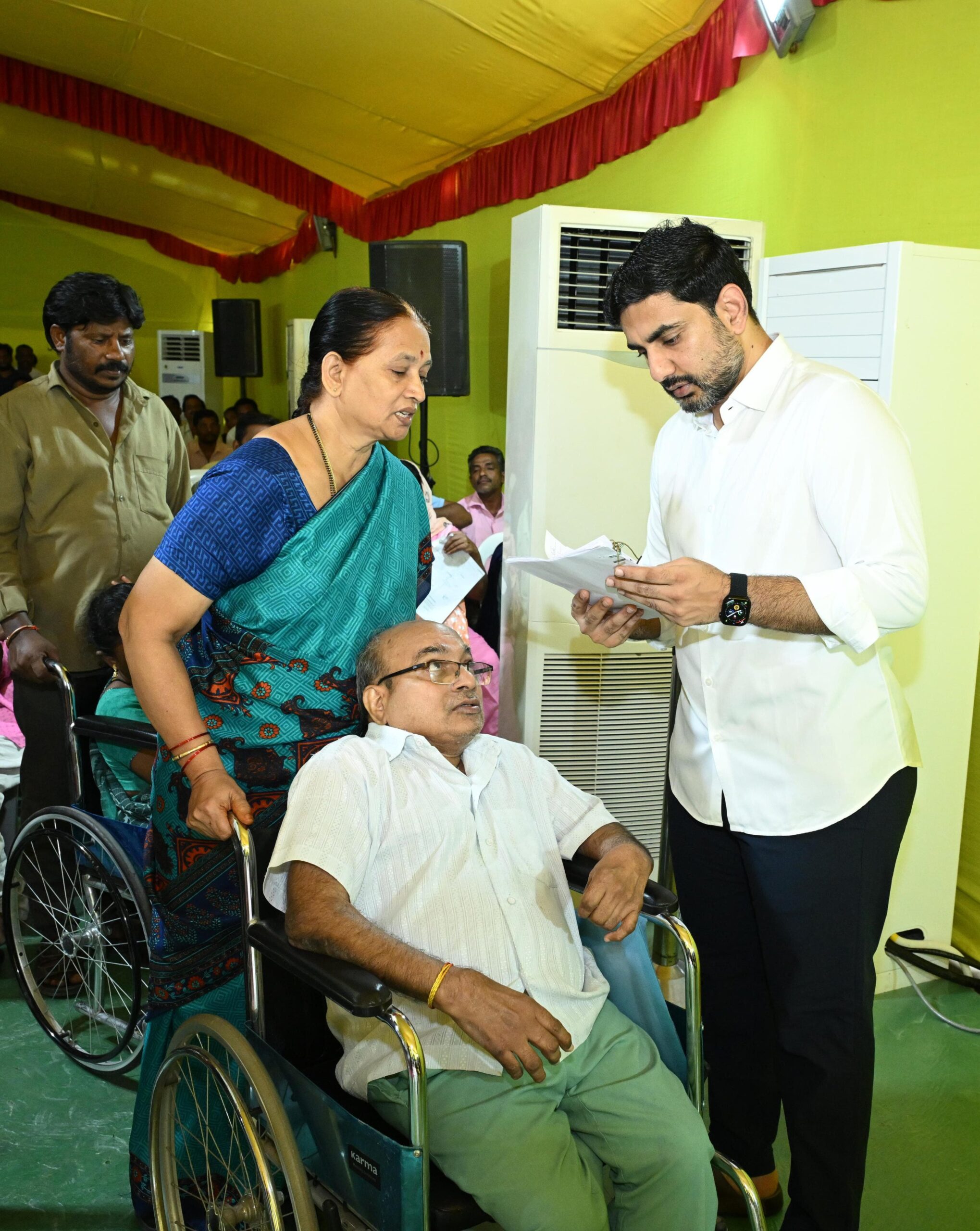 ప్రజాదర్బార్ కు తరలివచ్చిన నిర్వశితులు ప్రజాదర్బార్ కు తరలివచ్చిన నిర్వశితులు