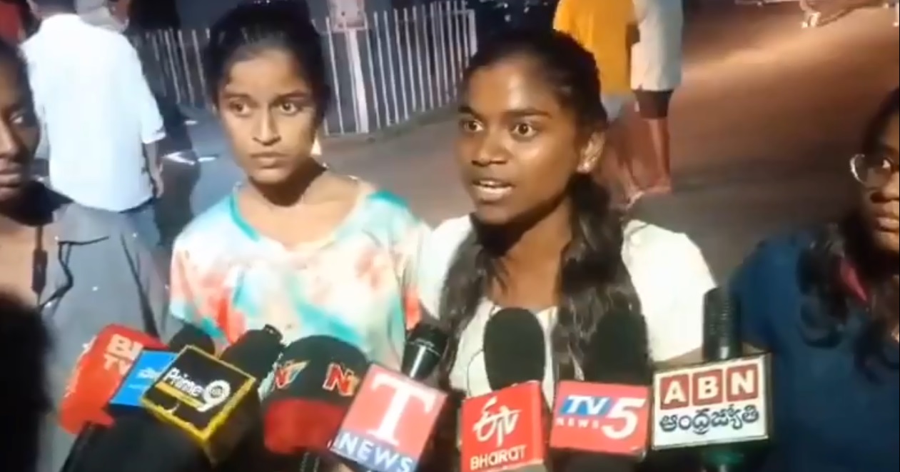 అర్ధరాత్రి రోడ్డుపై బైఠాయించిన విద్యార్థులు అర్ధరాత్రి రోడ్డుపై బైఠాయించిన విద్యార్థులు