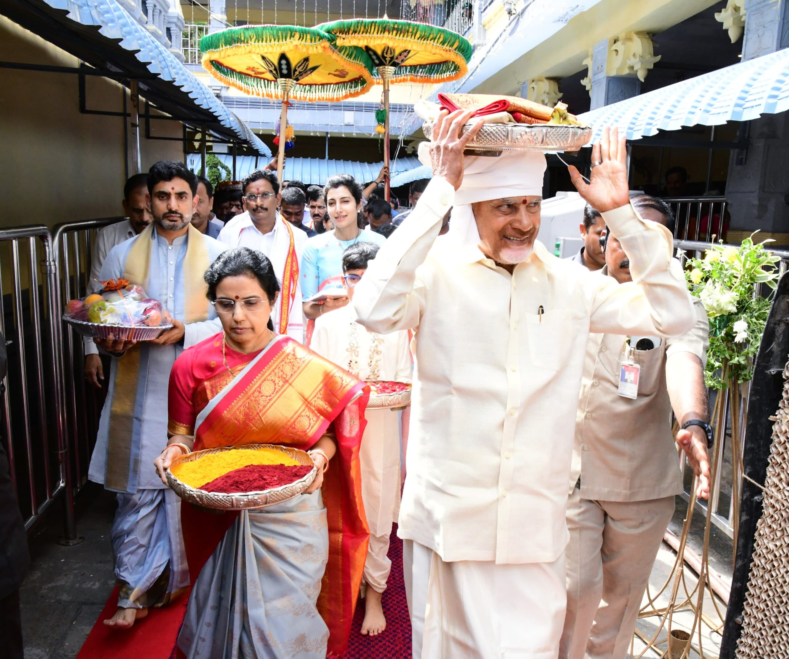 కనకదుర్గమ్మకు పట్టువస్త్రాలు సమర్పించిన ఏపీ సీఎం చంద్రబాబు దంపతులు కనకదుర్గమ్మకు పట్టువస్త్రాలు సమర్పించిన ఏపీ సీఎం చంద్రబాబు దంపతులు