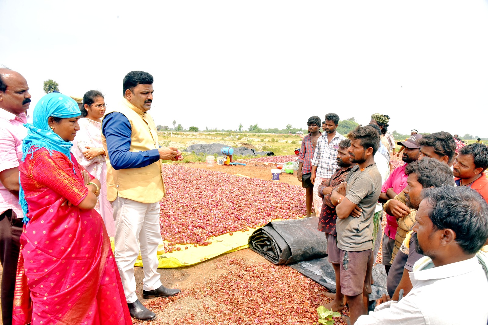 కర్నూలు మార్కెట్ యార్డులో ఉల్లి రైతుల సమస్యలను పరిశీలించి, పరిష్కరిస్తాం