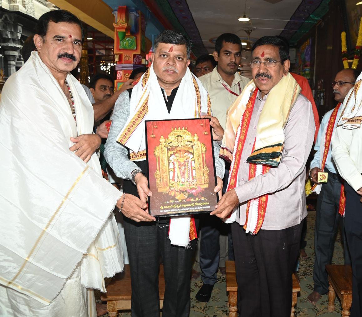 అమ్మ వారిని దర్శిoచుకున్న మంత్రి పి. నారాయణ అమ్మ వారిని దర్శిoచుకున్న మంత్రి పి. నారాయణ