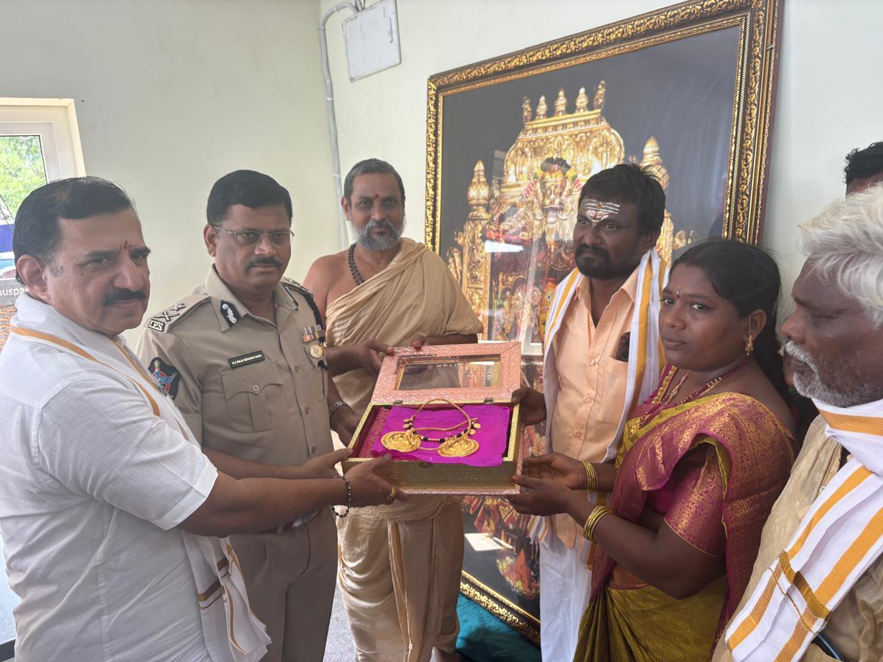 18 లక్షలు విలువైన బంగారు మంగళ సూత్రాలు బహుకరణ 18 లక్షలు విలువైన బంగారు మంగళ సూత్రాలు బహుకరణ