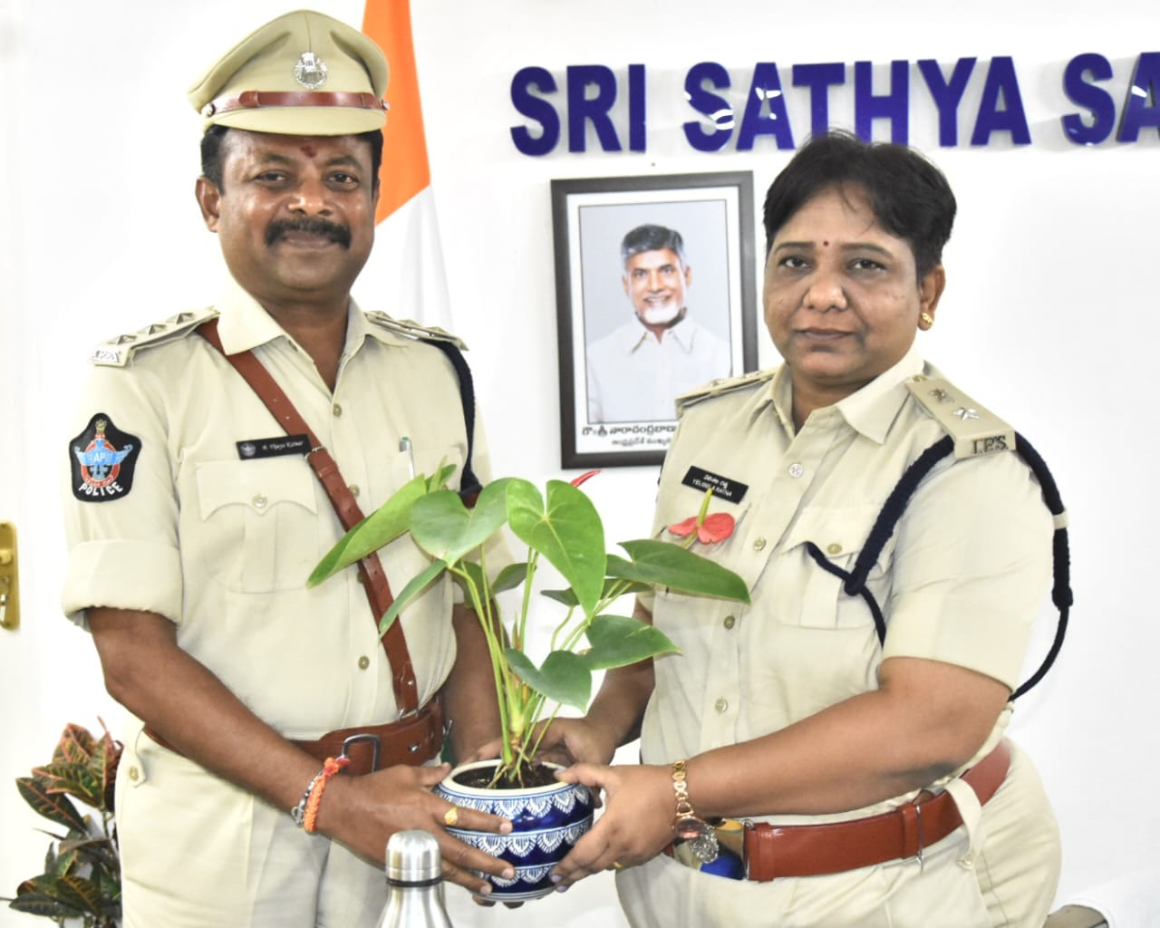 ఎస్పీని మర్యాదపూర్వకంగా కలిసిన నూతన డిఎస్పి ఎస్పీని మర్యాదపూర్వకంగా కలిసిన నూతన డిఎస్పి