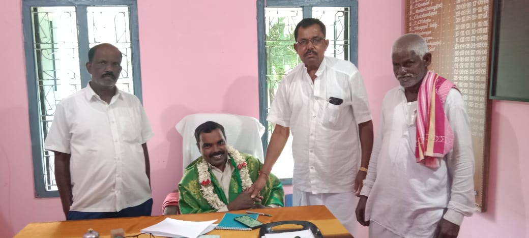 నూతన తహసీల్దార్ ను సన్మానించిన నాయకులు నూతన తహసీల్దార్ ను సన్మానించిన నాయకులు