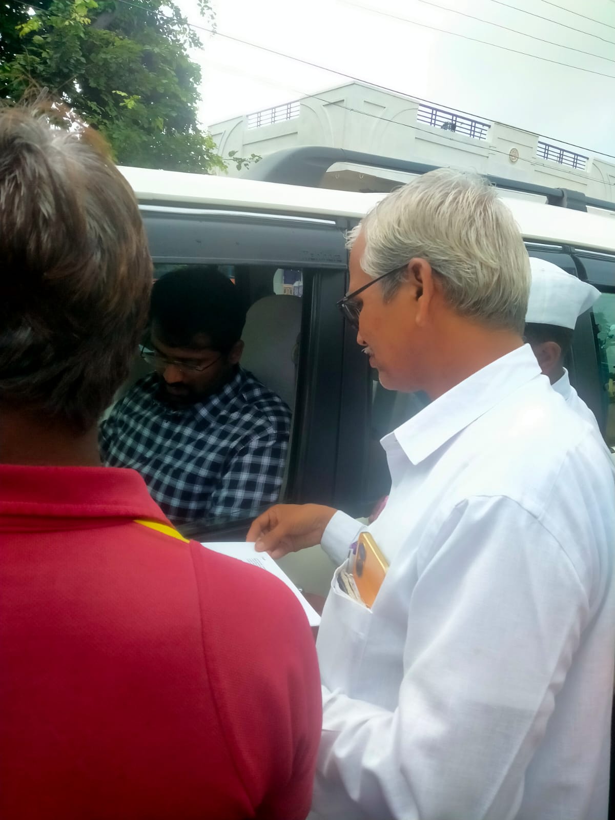 సిసి రోడ్లు నిర్మాణం చేపట్టాలని సబ్ కలెక్టర్ కు వినతి సిసి రోడ్లు నిర్మాణం చేపట్టాలని సబ్ కలెక్టర్ కు వినతి