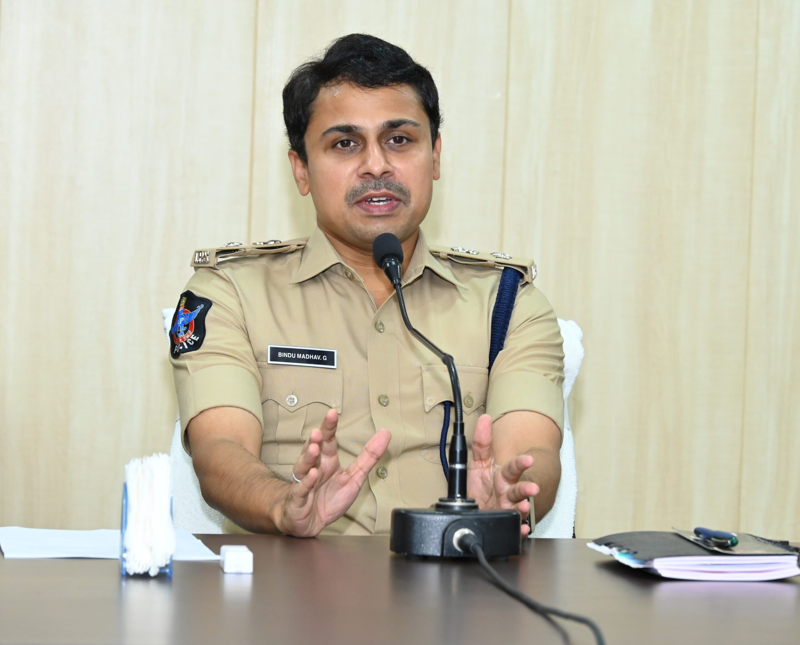 నేర సమీక్షా సమావేశంలో కీలక సూచనలు చేసిన జిల్లా ఎస్పి నేర సమీక్షా సమావేశంలో కీలక సూచనలు చేసిన జిల్లా ఎస్పి
