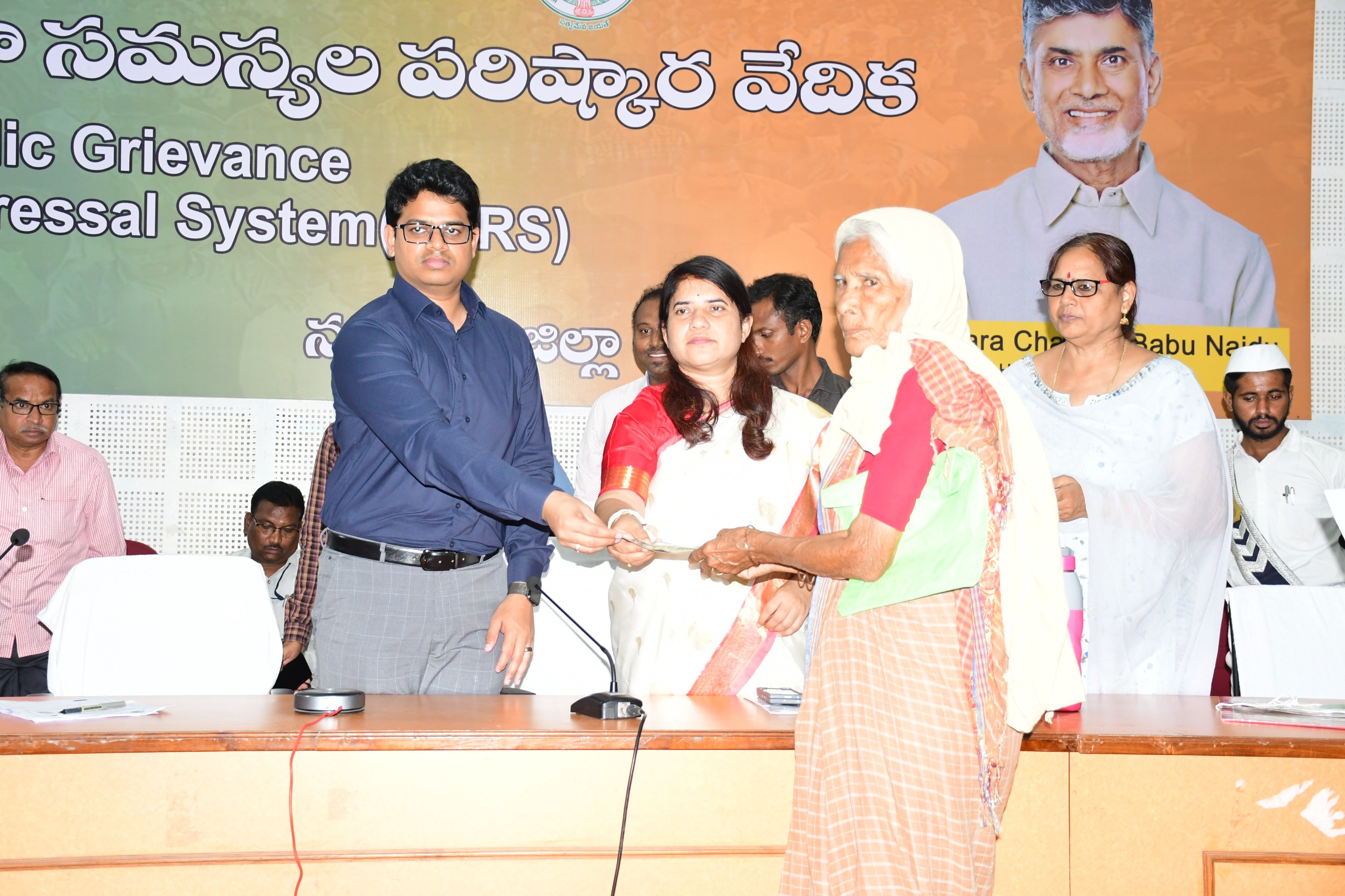 పరిహారం అందని బాధితులకు నగదు పంపిణీ పరిహారం అందని బాధితులకు నగదు పంపిణీ