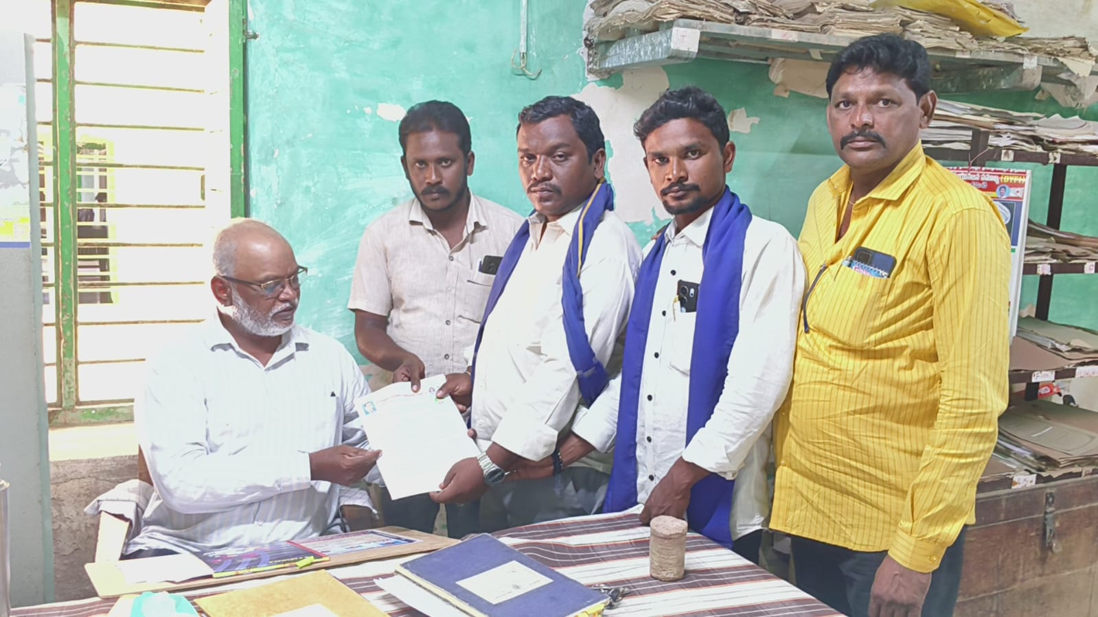 ప్రభుత్వ ఇంజనీర్ అధికారి సంతకాన్ని ఫోర్జరీ చేసిన చేనేత సొసైటీ యాజమాన్యం ప్రభుత్వ ఇంజనీర్ అధికారి సంతకాన్ని ఫోర్జరీ చేసిన చేనేత సొసైటీ యాజమాన్యం