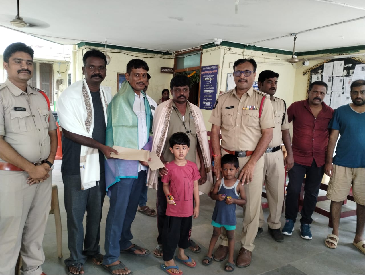 తప్పిపోయిన ఇద్దరు పిల్లలను క్షేమంగా అప్పగించిన 3 టౌన్ పోలీసులు 