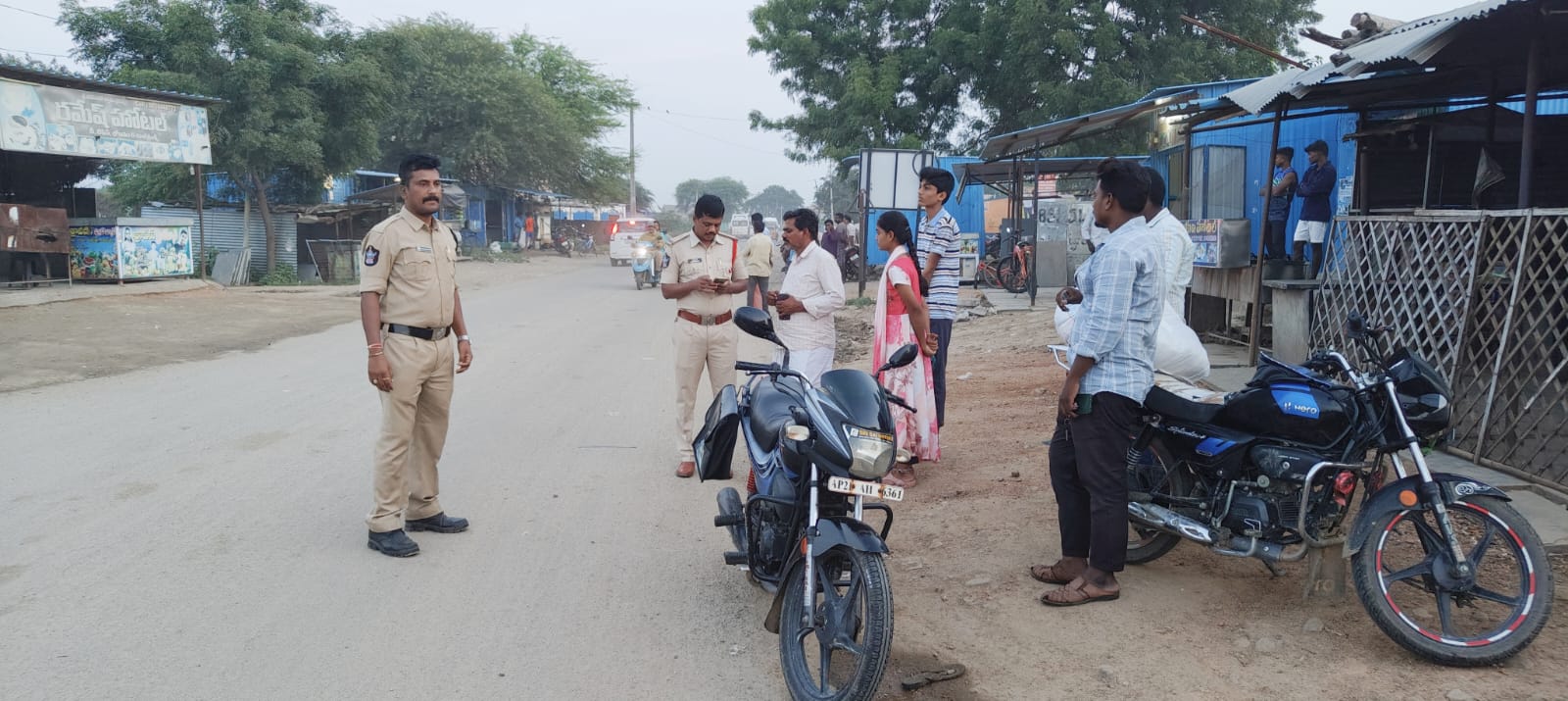 వాహనదారులు ట్రాఫిక్ నిబంధనలు తప్పక పాటించాలి వాహనదారులు ట్రాఫిక్ నిబంధనలు తప్పక పాటించాలి