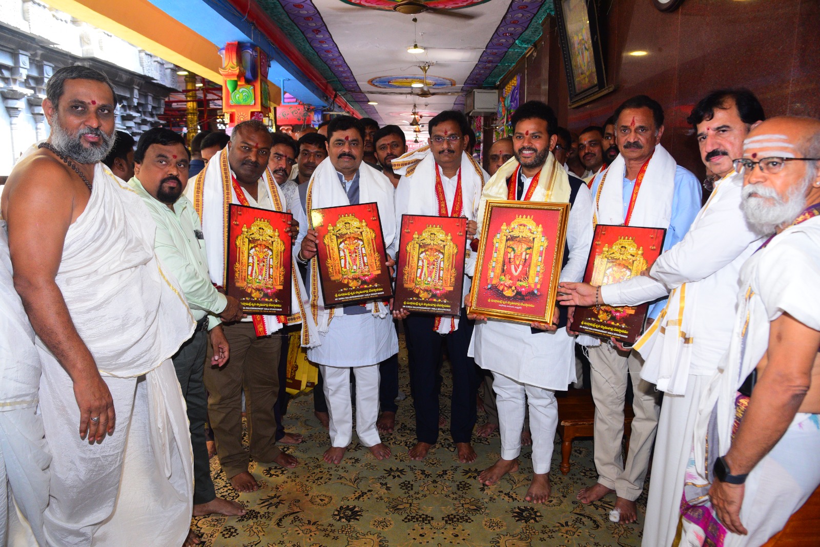 అమ్మవారిని దర్శిoచుకున్న మంత్రివర్యులు కింజరపు రామ మోహన్ నాయుడు అమ్మవారిని దర్శిoచుకున్న మంత్రివర్యులు కింజరపు రామ మోహన్ నాయుడు