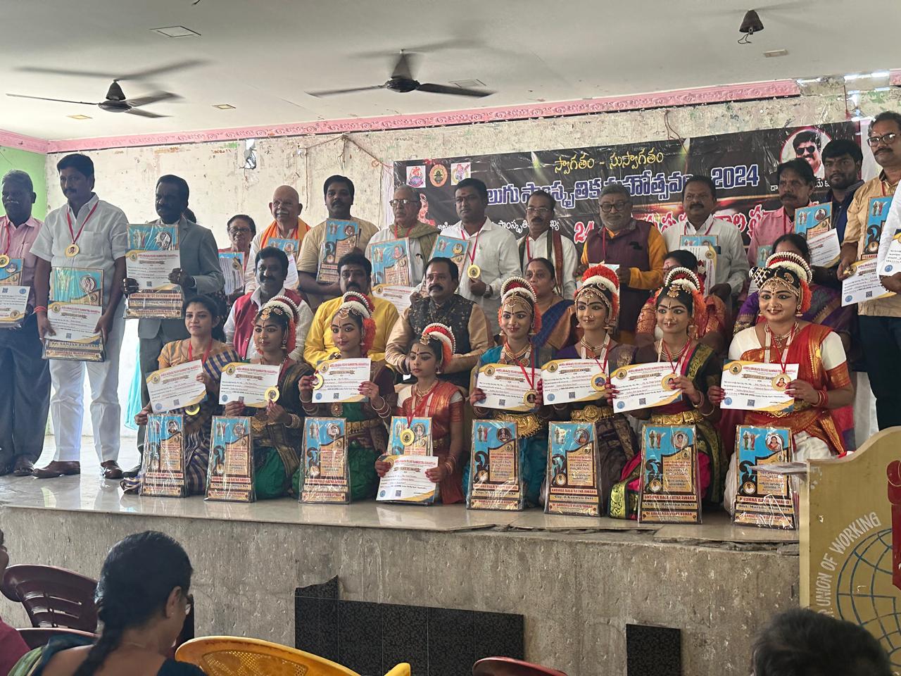 పోతన సాహిత్య పీఠ అధ్యక్షునికి పురస్కారం పోతన సాహిత్య పీఠ అధ్యక్షునికి పురస్కారం