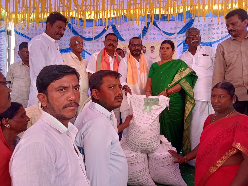 రైతులకు సబ్సిడీ పప్పు శనగలను పంపిణీ చేసిన ఎమ్మెల్యే కే.ఈ శ్యాంబాబు రైతులకు సబ్సిడీ పప్పు శనగలను పంపిణీ చేసిన ఎమ్మెల్యే కే.ఈ శ్యాంబాబు