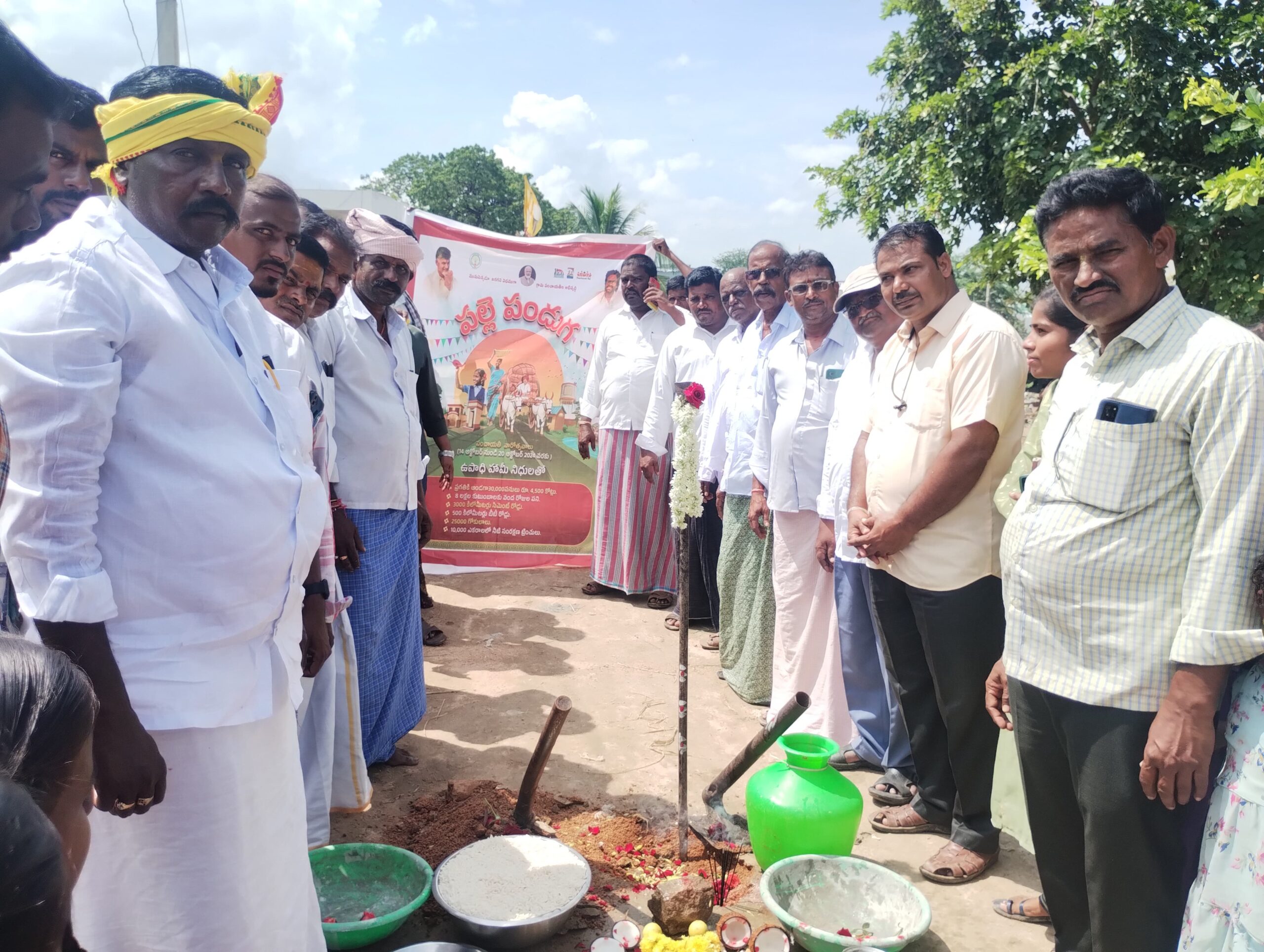 ఉపాధి హామీ నిధులతో పల్లెలు సర్వతోముఖాభివృద్ధి ఉపాధి హామీ నిధులతో పల్లెలు సర్వతోముఖాభివృద్ధి
