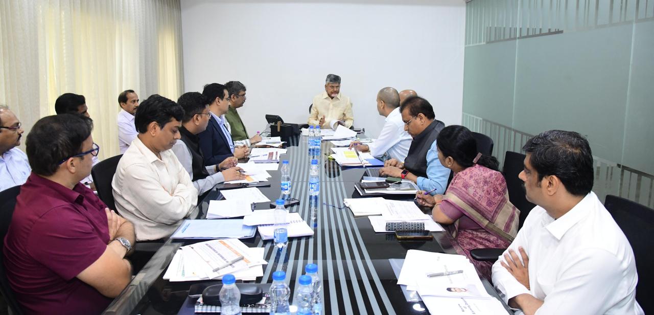 అధికారులతో సమావేశం నిర్వహించిన ముఖ్యమంత్రి అధికారులతో సమావేశం నిర్వహించిన ముఖ్యమంత్రి
