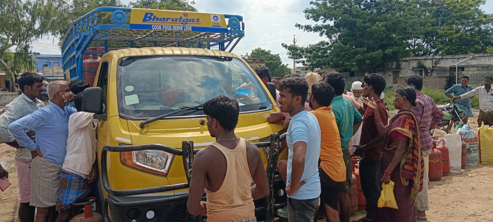 వంట గ్యాస్ వినియోగదారులు కష్టాలు