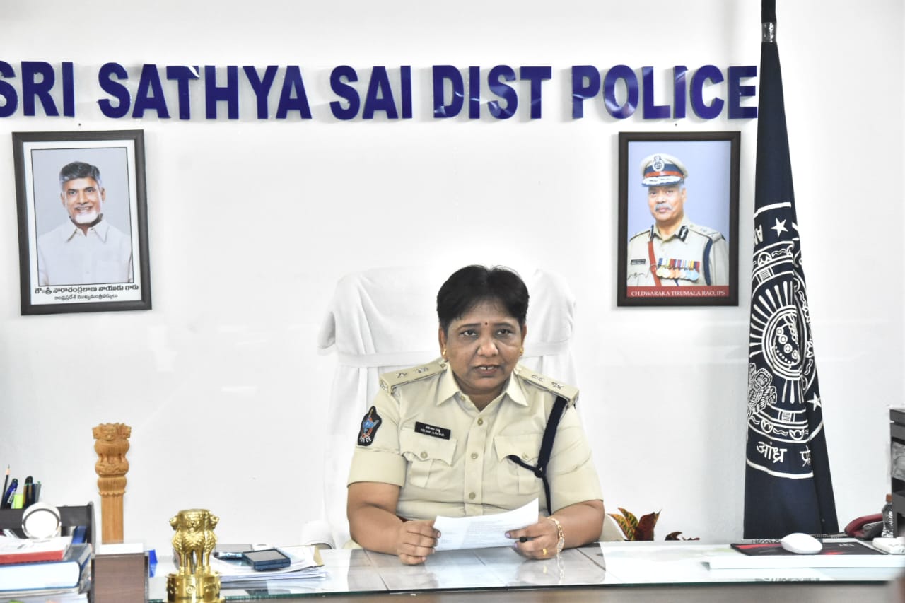 జిల్లా ప్రజలకు దీపావళి శుభాకాంక్షలు తెలిపిన జిల్లా ఎస్పీ వి.రత్న