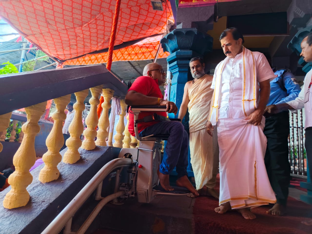 దివ్యాంగుల కొరకు ఏర్పాటు చేసిన స్టైర్ కేస్ చైర్ లిఫ్ట్ సౌకర్యం దివ్యాంగుల కొరకు ఏర్పాటు చేసిన స్టైర్ కేస్ చైర్ లిఫ్ట్ సౌకర్యం