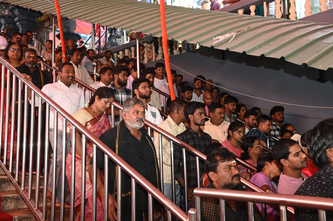 నిత్య ఆర్జిత సేవలను పరిశీలించిన ఆలయ ఈవో కె.ఎస్ రామరావు నిత్య ఆర్జిత సేవలను పరిశీలించిన ఆలయ ఈవో కె.ఎస్ రామరావు