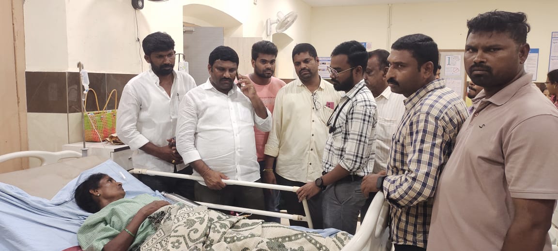 అస్వస్థకు గురైన బాధితులకు అండగా నిలిచిన ఎమ్మెల్యే ఆదినారాయణ రెడ్డి అస్వస్థకు గురైన బాధితులకు అండగా నిలిచిన ఎమ్మెల్యే ఆదినారాయణ రెడ్డి