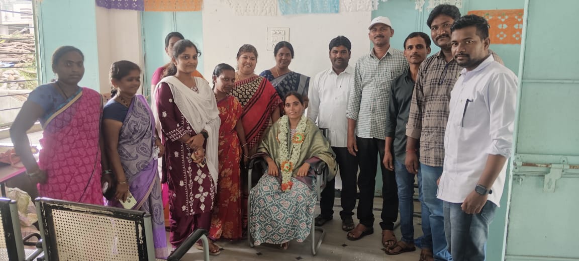 బదిలీ అయిన మహిళ పోలీసుకు సన్మానం బదిలీ అయిన మహిళ పోలీసుకు సన్మానం