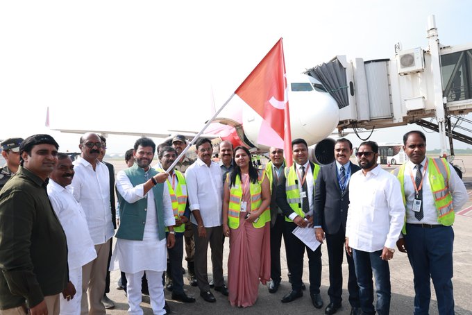 విమాన సర్వీసులను ప్రారంభించిన కేంద్రమంత్రి విమాన సర్వీసులను ప్రారంభించిన కేంద్రమంత్రి