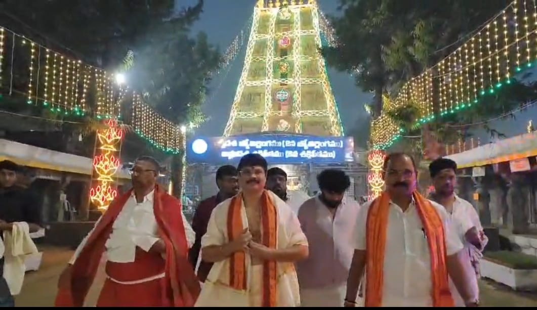 శ్రీశైలం మల్లన్నసేవలో ప్రముఖ సినీ దర్శకుడు బోయపాటి శ్రీను శ్రీశైలం మల్లన్నసేవలో ప్రముఖ సినీ దర్శకుడు బోయపాటి శ్రీను
