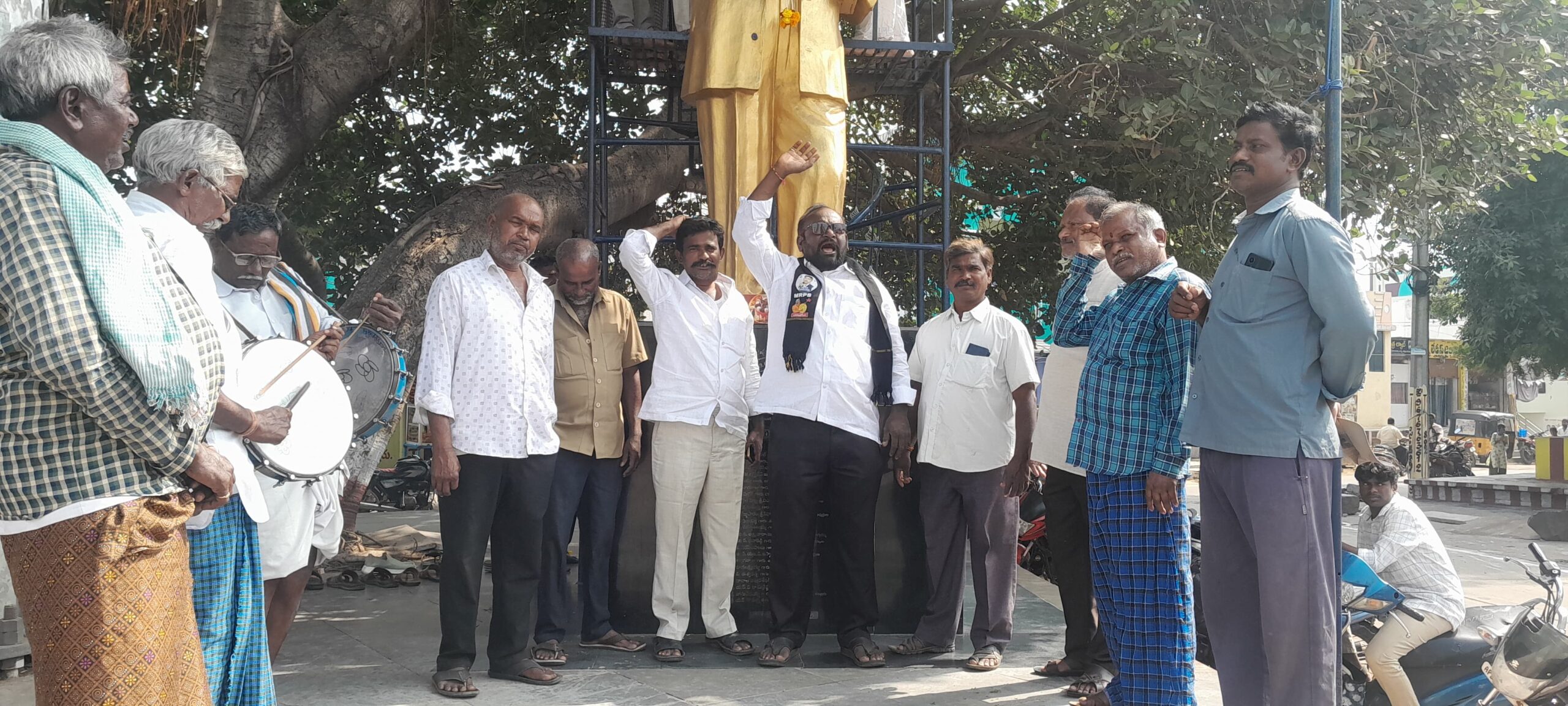 కల్లూరు లో రాజ్యాంగ దినోత్సవ వేడుకలు కల్లూరు లో రాజ్యాంగ దినోత్సవ వేడుకలు