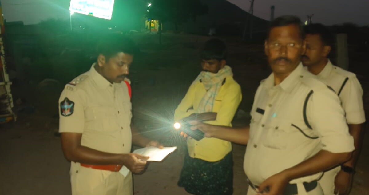 వాహనాలను తనిఖి చేసిన ఎస్సై