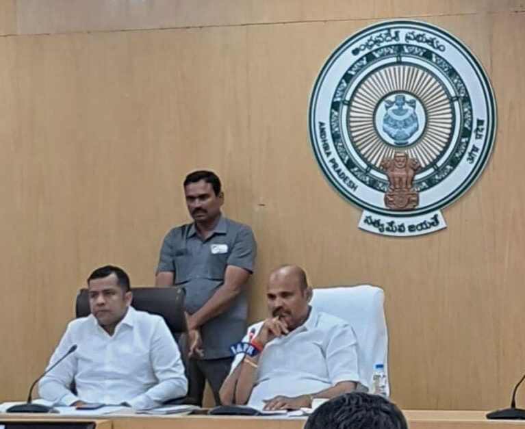 జర్నలిస్టుల సమస్యలపై చర్యలు తీసుకుంటాం జర్నలిస్టుల సమస్యలపై చర్యలు తీసుకుంటాం