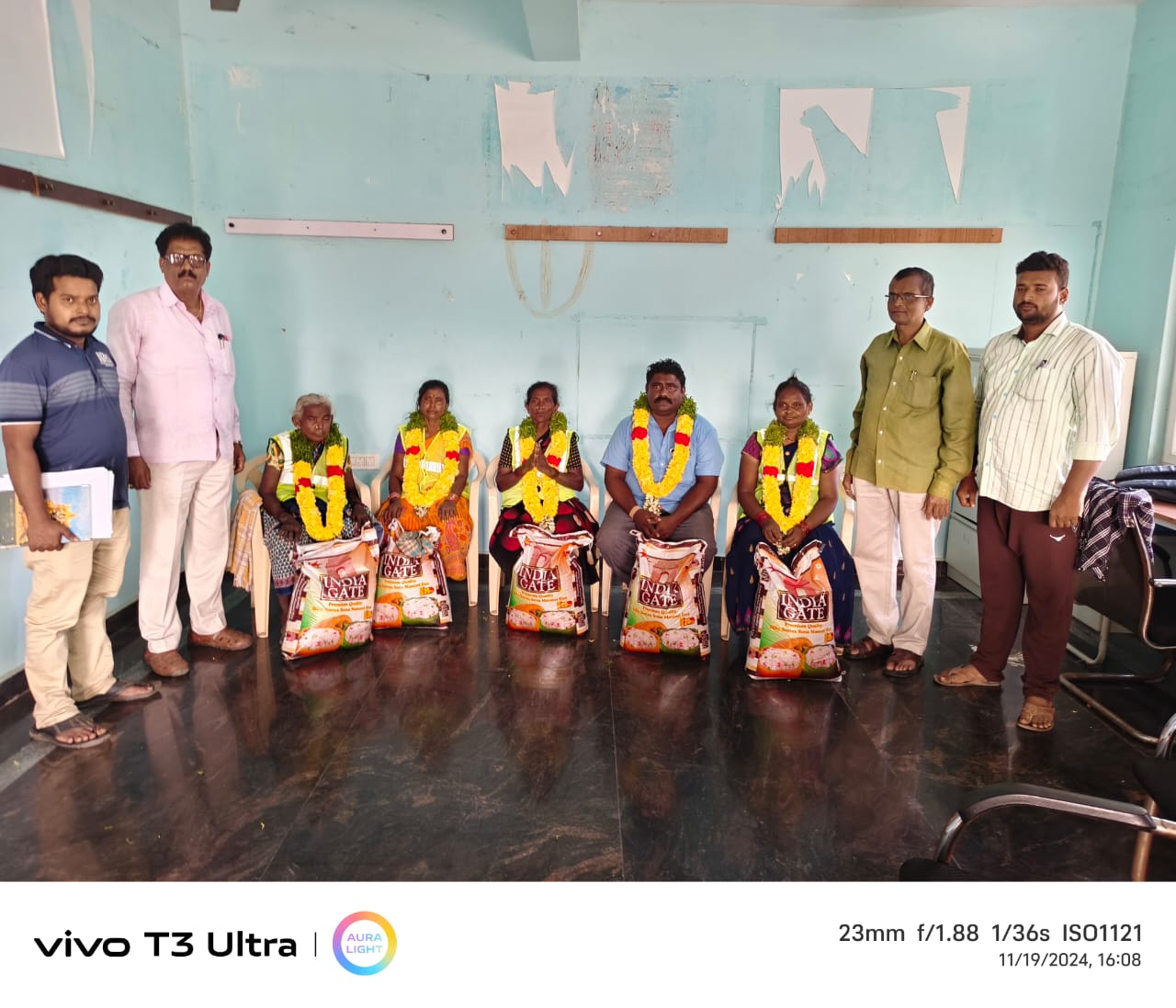 పారిశుద్ధ్య కార్మికులకు ఘనసత్కారం