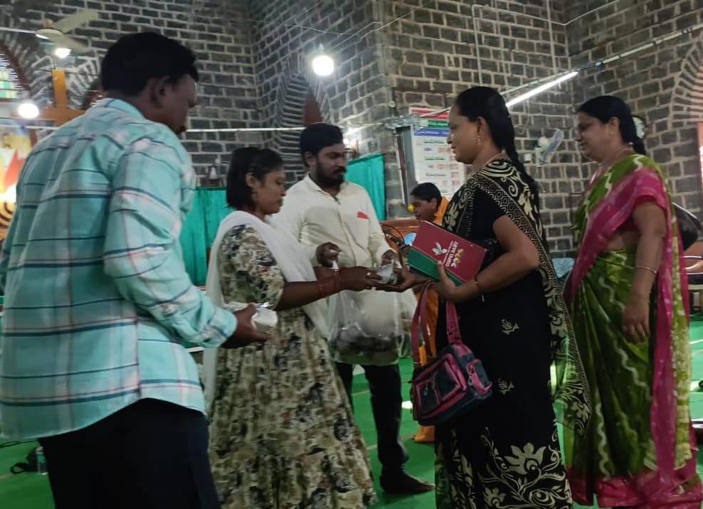 ఉపవాస ప్రార్థన క్రైస్తవులకు అల్పాహారం వితరణ