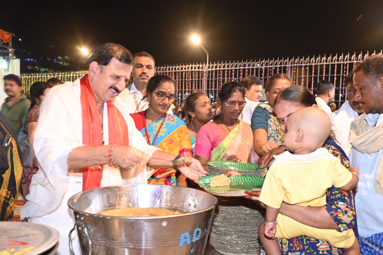 భక్తులకు అన్నప్రసాదం వడ్డించిన ఆలయ ఈవో కే ఎస్ రామరావు భక్తులకు అన్నప్రసాదం వడ్డించిన ఆలయ ఈవో కే ఎస్ రామరావు