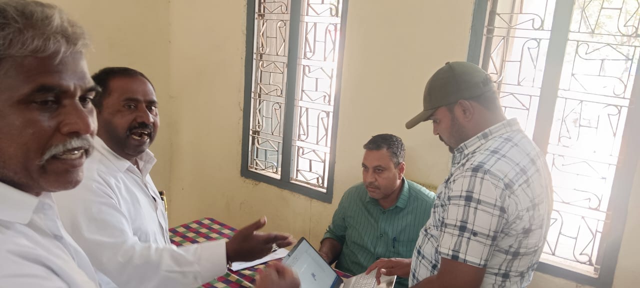 ప్రజా సమస్యల పరిష్కరించడంలో అధికారుల నిర్లక్ష్యం ప్రజా సమస్యల పరిష్కరించడంలో అధికారుల నిర్లక్ష్యం