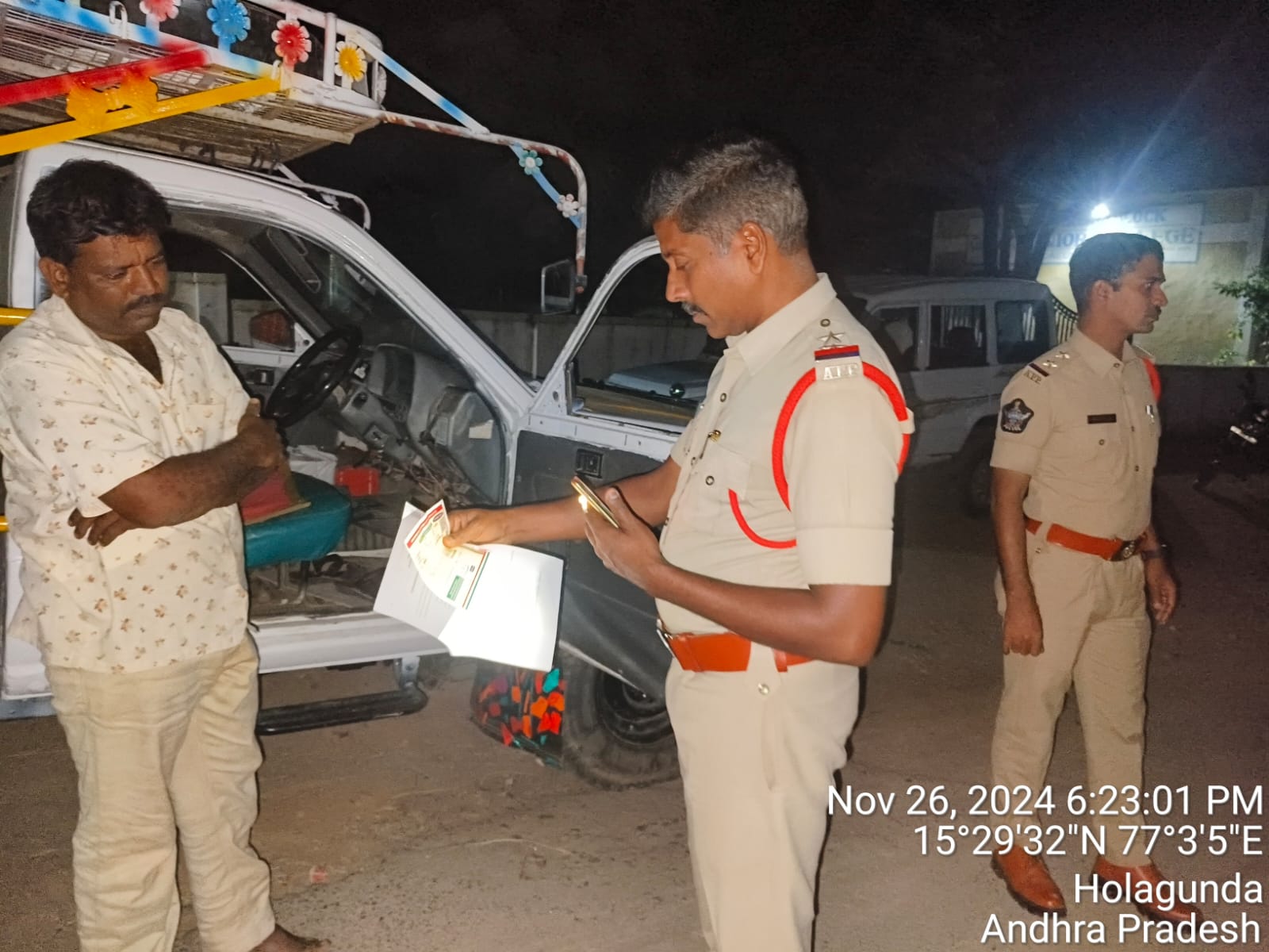 వాహనాలను జాగ్రత్తగా నడపాలి వాహనాలను జాగ్రత్తగా నడపాలి