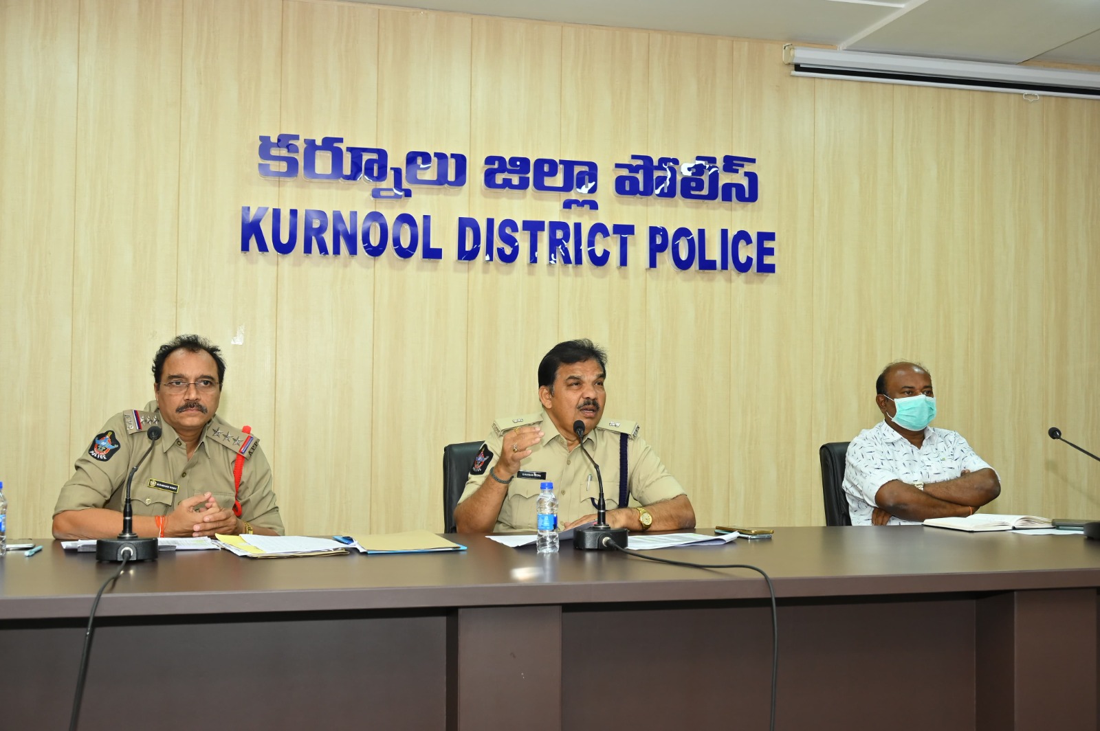కోర్ట్ కానిస్టేబుళ్లు , పబ్లిక్ ప్రాసిక్యూటర్లతో … అడిషనల్ ఎస్పీ సమావేశం కోర్ట్ కానిస్టేబుళ్లు , పబ్లిక్ ప్రాసిక్యూటర్లతో … అడిషనల్ ఎస్పీ సమావేశం