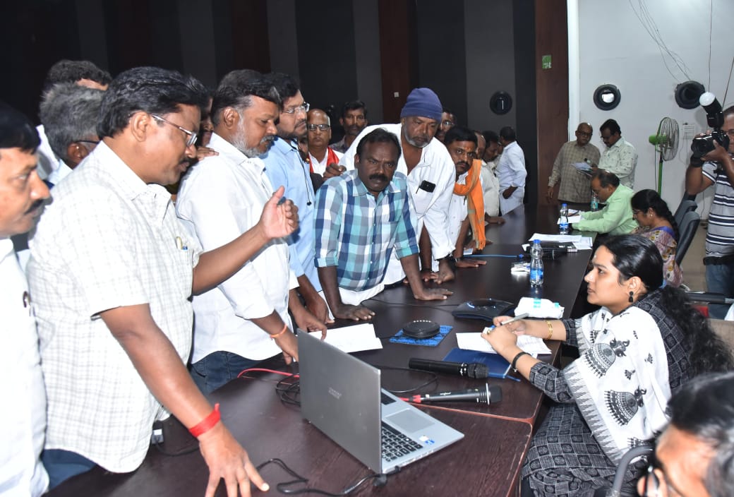 జర్నలిస్టుల పిల్లలకు ఫీజు రాయితీ ఇవ్వాలి జర్నలిస్టుల పిల్లలకు ఫీజు రాయితీ ఇవ్వాలి