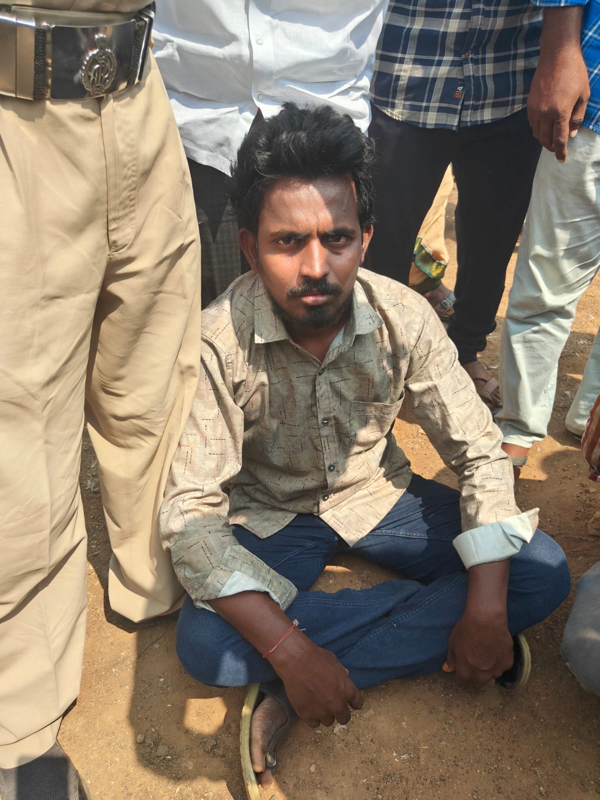 గ్యాస్ సిలిండర్ల దొంగను పట్టుకున్న పోలీసులు గ్యాస్ సిలిండర్ల దొంగను పట్టుకున్న పోలీసులు
