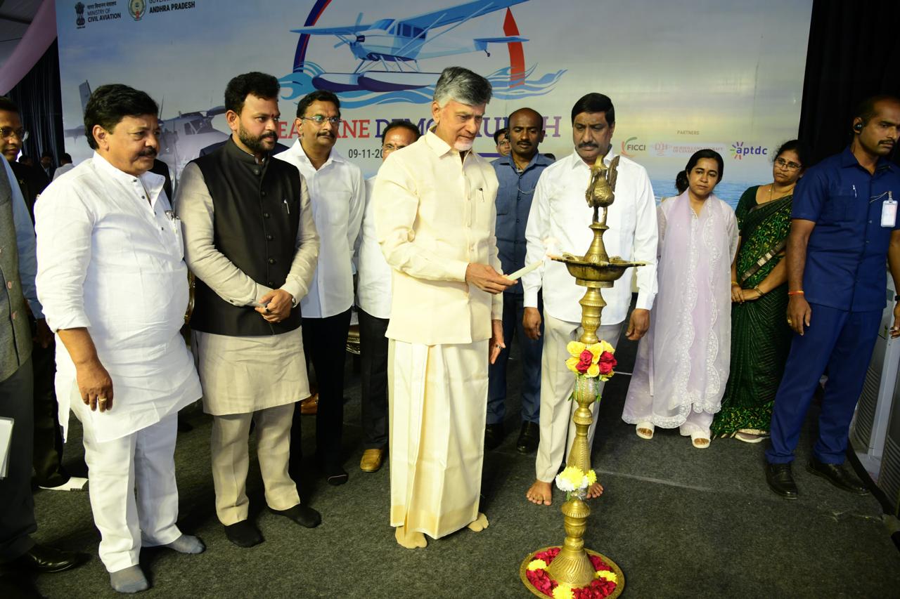 సీ ప్లేన్ ను ప్రారంభించిన సిఎం చంద్రబాబు సీ ప్లేన్ ను ప్రారంభించిన సిఎం చంద్రబాబు