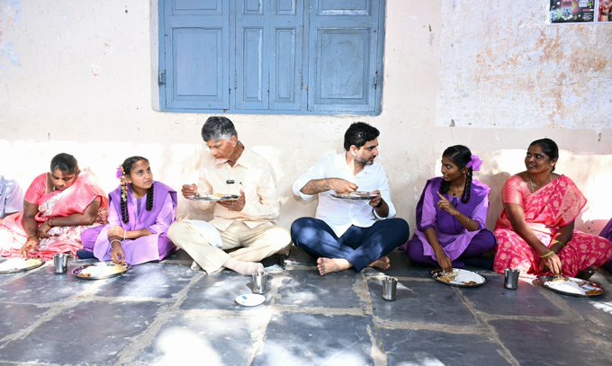 విద్యార్దులతో కలిసి భోజనం చేసిన సిఎం