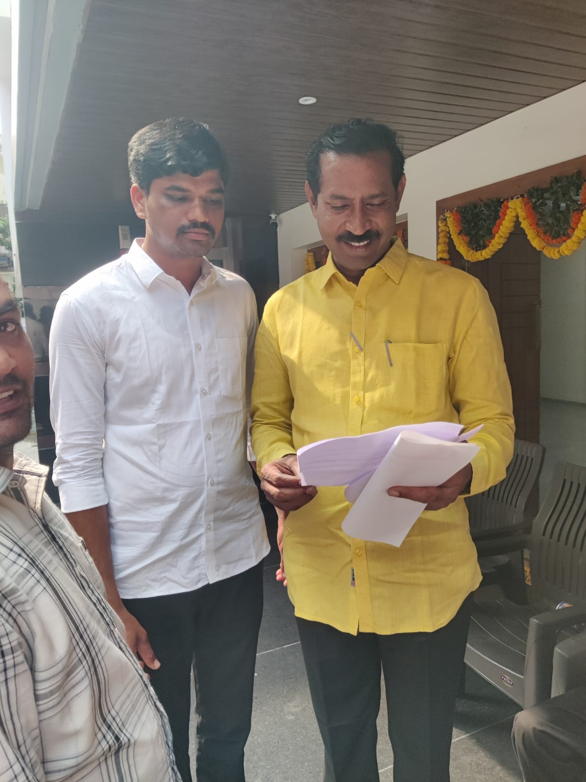 రాష్ట్ర అధ్యక్షులు పల్లా శ్రీనివాసరావు ను కలిసిన టీడీపీ యువ నేత రఘురామ్ రెడ్డి. రాష్ట్ర అధ్యక్షులు పల్లా శ్రీనివాసరావు ను కలిసిన టీడీపీ యువ నేత రఘురామ్ రెడ్డి.
