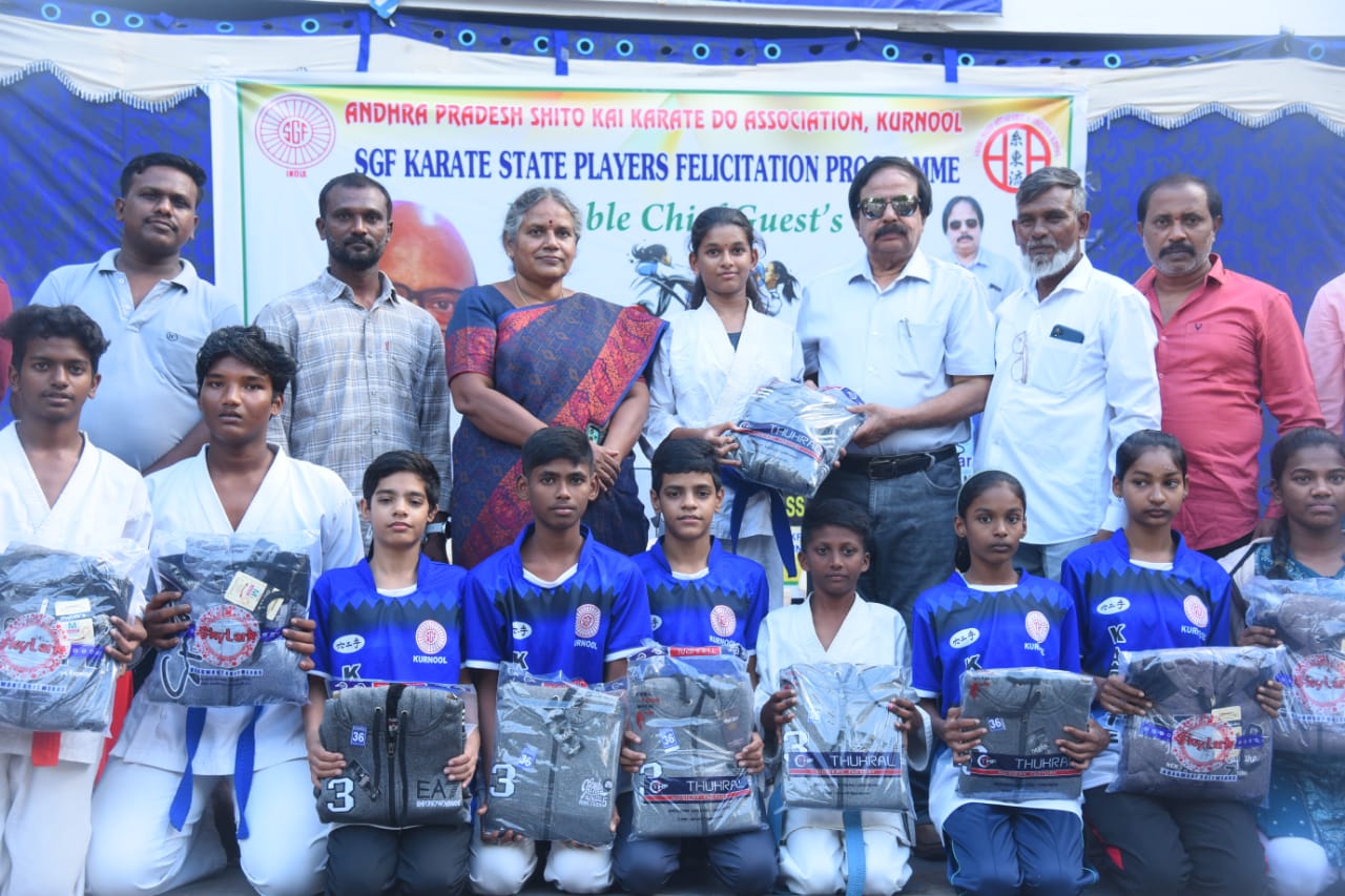 జాతీయ క్రీడలకు ఎంపికపైన క్రీడాకారులను అభినందించిన డాక్టర్. శంకర్ శర్మ జాతీయ క్రీడలకు ఎంపికపైన క్రీడాకారులను అభినందించిన డాక్టర్. శంకర్ శర్మ