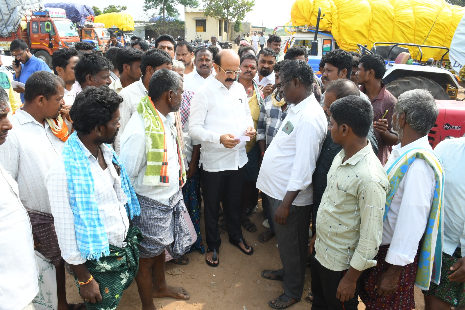 రైతు సోదరులను ఇబ్బంది పెట్టకుండా వారికి అండగా నిలవండి రైతు సోదరులను ఇబ్బంది పెట్టకుండా వారికి అండగా నిలవండి