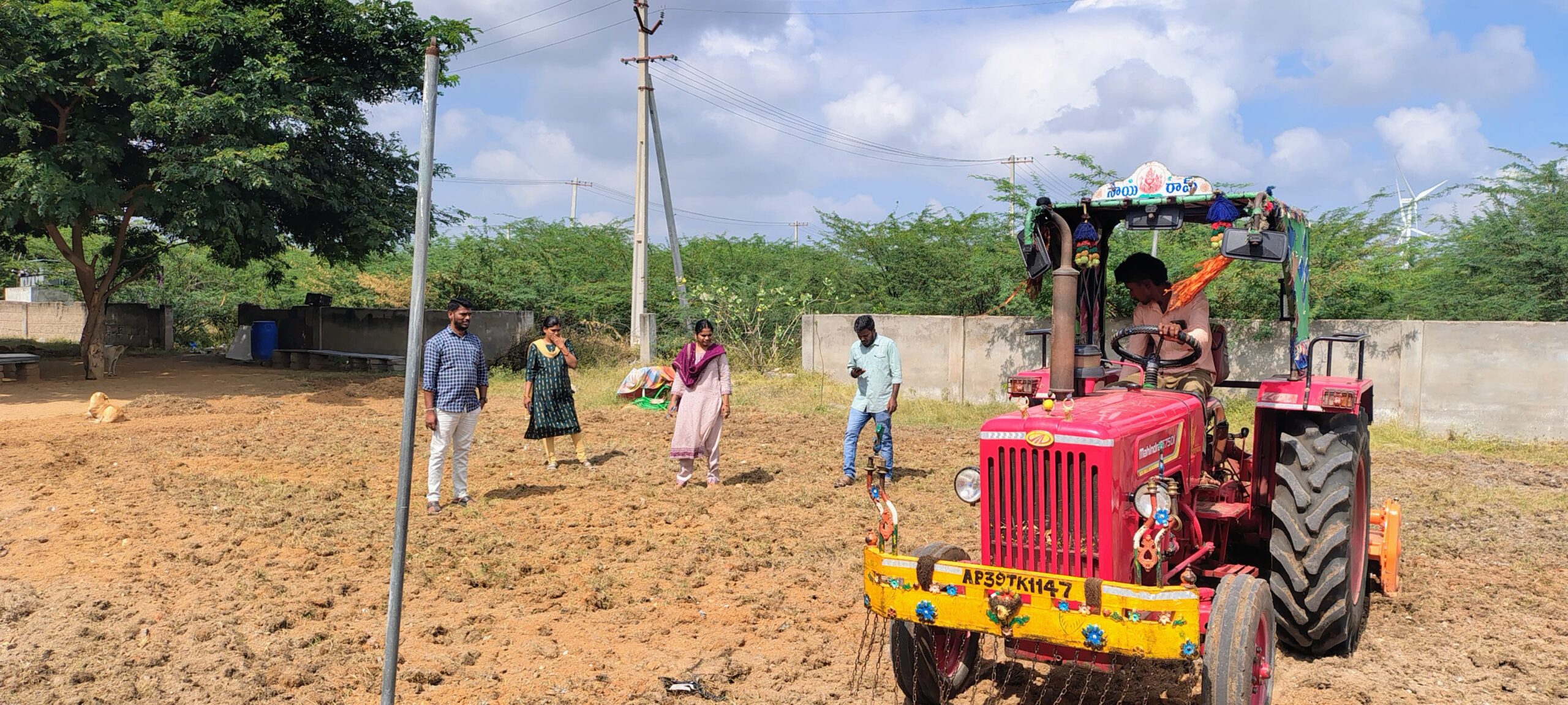 సొంత ఖర్చులతో ముళ్ళకంప తొలగింపు సొంత ఖర్చులతో ముళ్ళకంప తొలగింపు