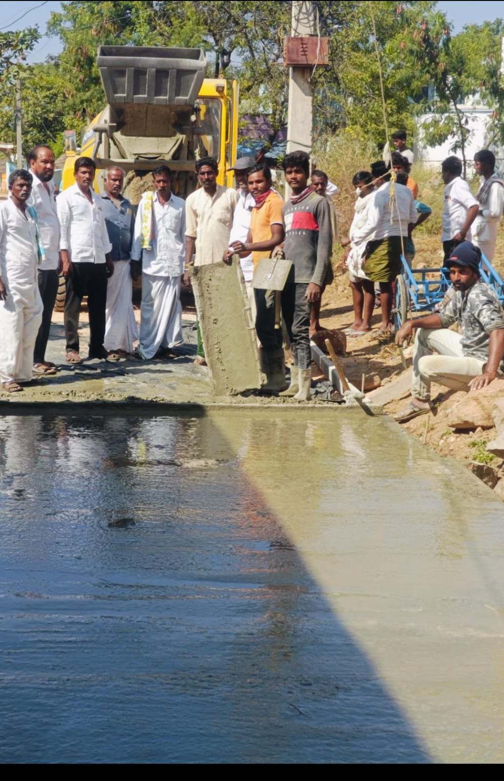 జోరుగా సీసీ రోడ్డు నిర్మాణ పనులు