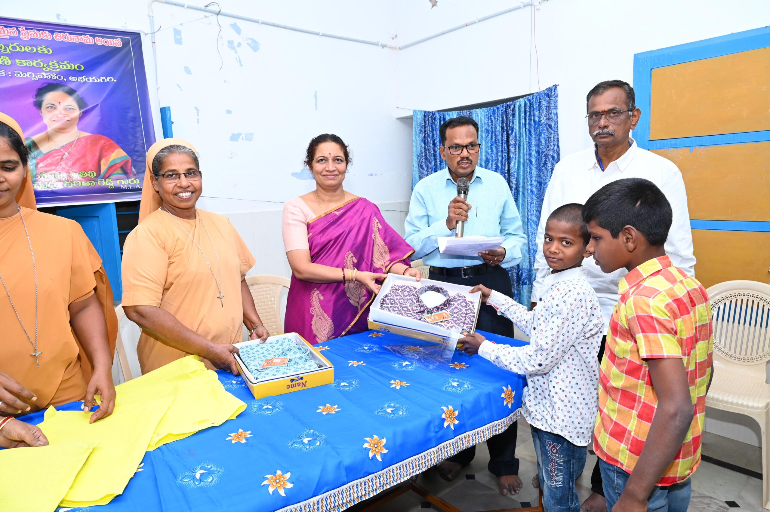 అభయగిరి హోమ్ చిన్నారులకు ఉచిత దుస్తులు పంపిణీ ఎమ్మెల్యే గౌరు చరిత రెడ్డి అభయగిరి హోమ్ చిన్నారులకు ఉచిత దుస్తులు పంపిణీ ఎమ్మెల్యే గౌరు చరిత రెడ్డి