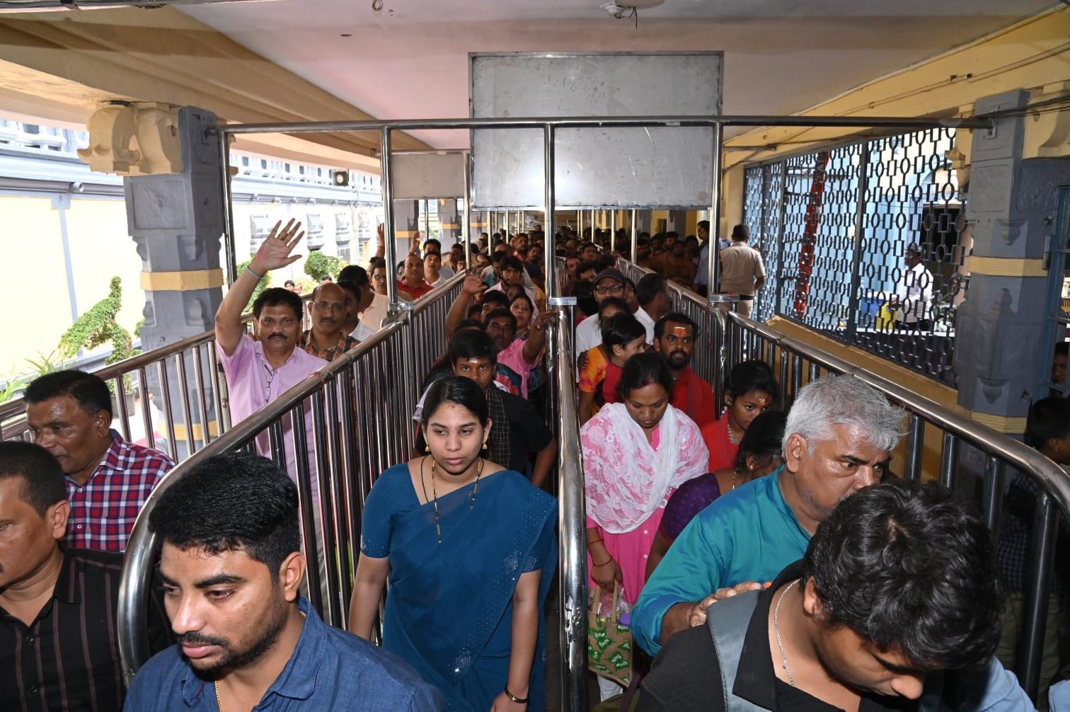 పెద్ద సంఖ్యలో నిత్య ఆర్జిత సేవలలో పాల్గొన్న భక్తులు పెద్ద సంఖ్యలో నిత్య ఆర్జిత సేవలలో పాల్గొన్న భక్తులు