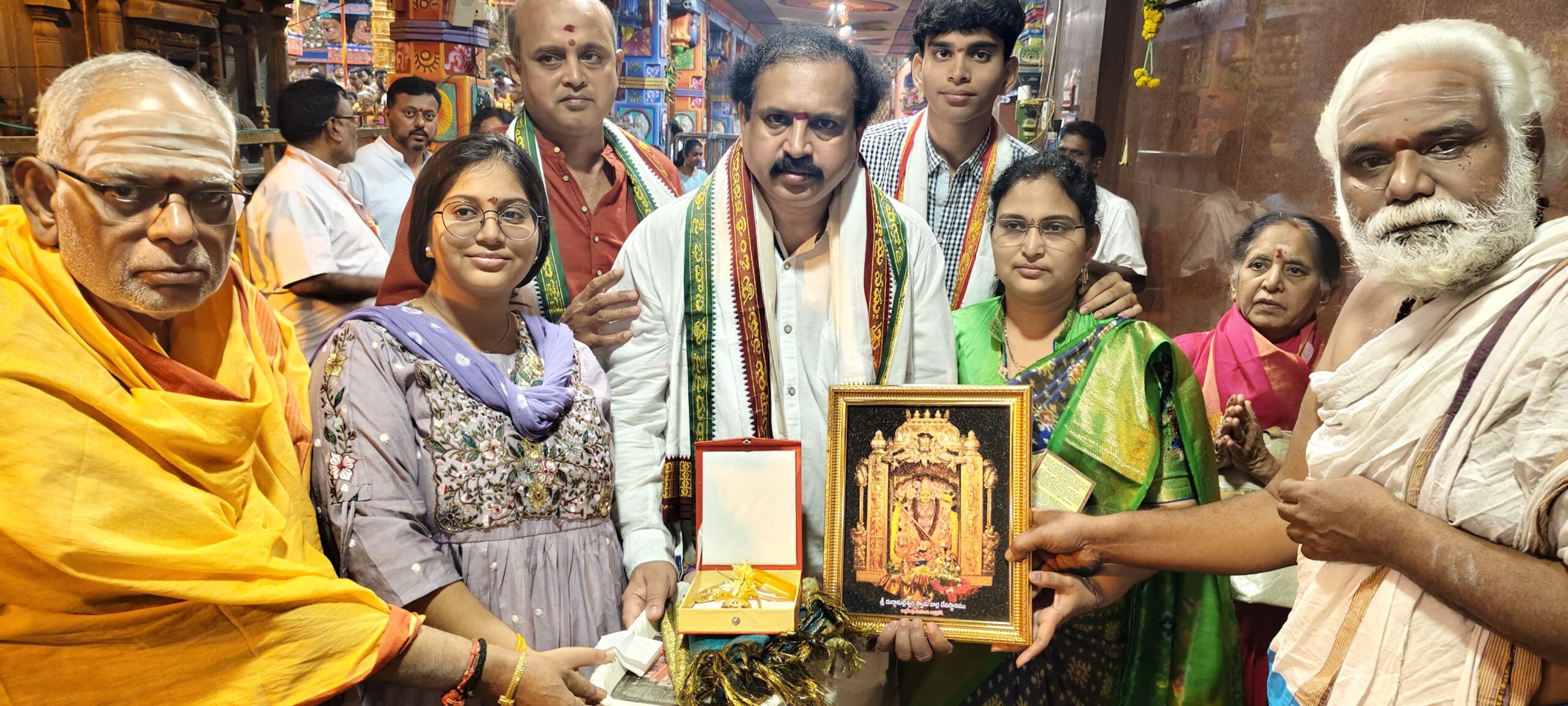 శ్రీ అమ్మవారి అలంకరణ బంగారు నాన్ త్రాడు, సూత్రాలు అందజేత శ్రీ అమ్మవారి అలంకరణ బంగారు నాన్ త్రాడు, సూత్రాలు అందజేత